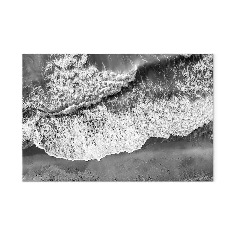 Rivage de l'océan - une photo des vagues se brisant contre la plage