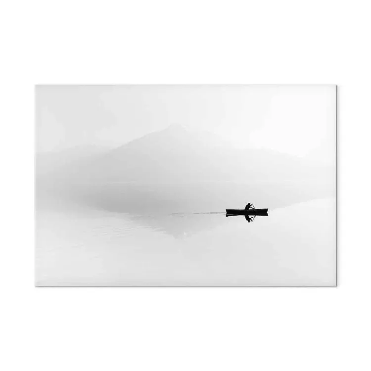 Contours de montagnes dans le brouillard (1 partie) - bateau solitaire