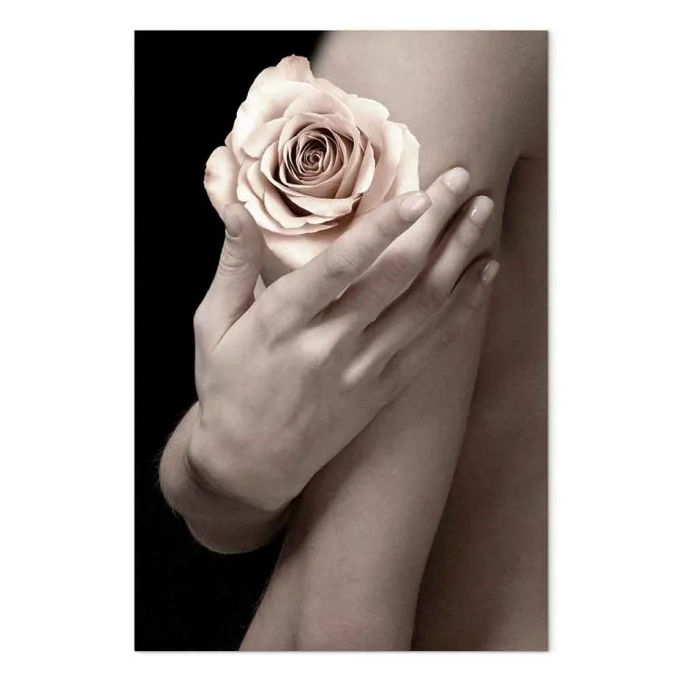 Thé de rose dans la main - une photo d'une femme tenant une fleur
