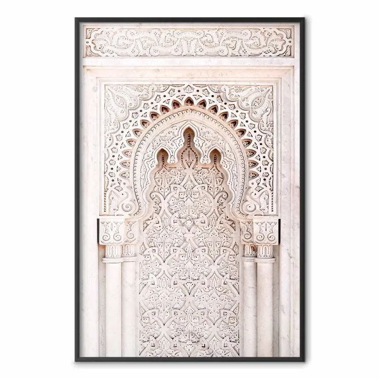 Lueur ajourée - architecture beige avec colonne ornée d'ornements