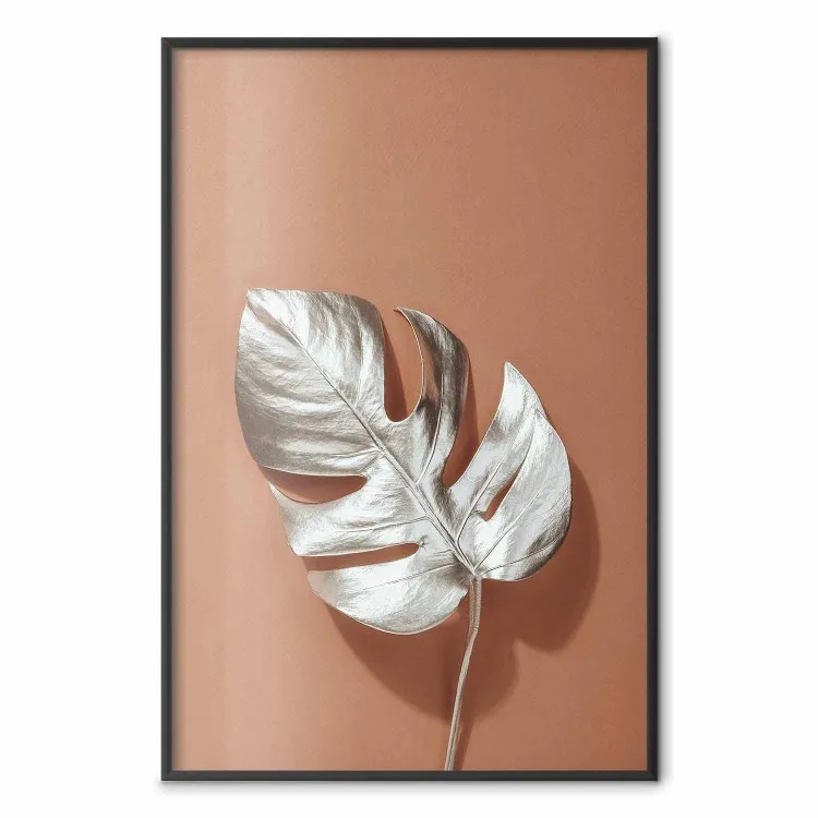 Souvenir ensoleillé - feuille argentée de monstera sur fond uni clair