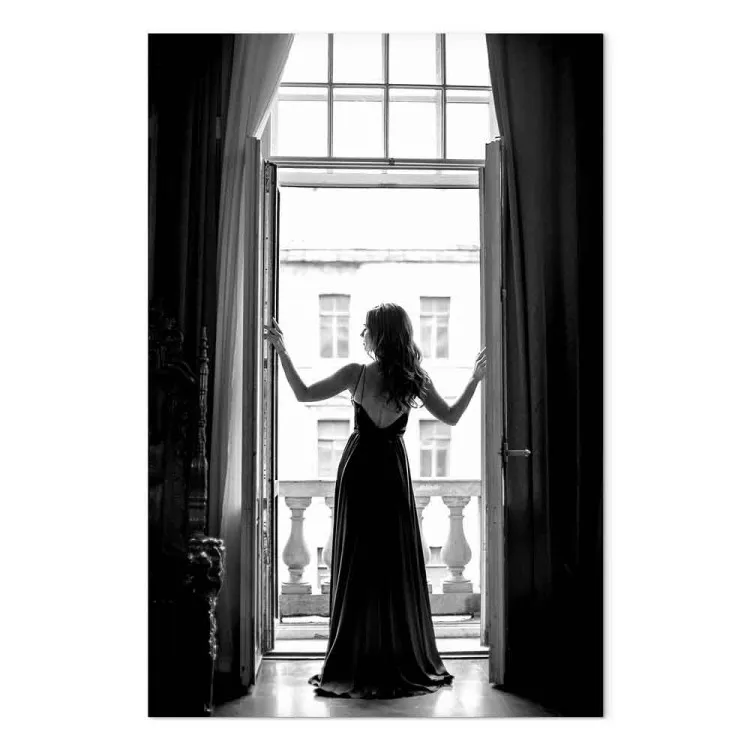 Femme à la fenêtre - une silhouette d'une femme en noir et blanc