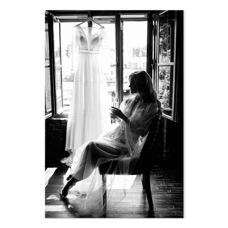 Femme et robe de mariée - une femme assise en noir et blanc
