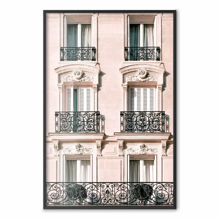 Façade ensoleillée - bâtiment avec fenêtres ornées