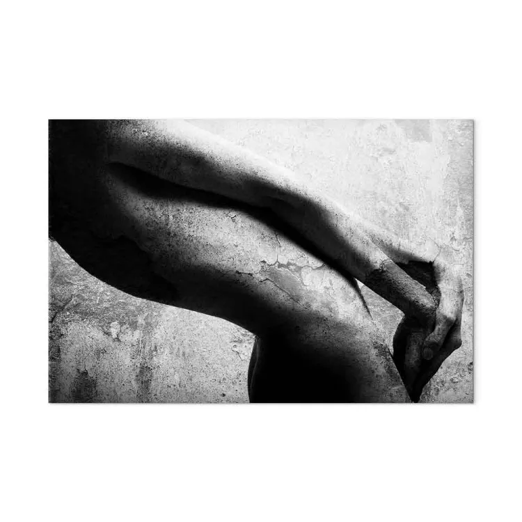 Corps féminin - une composition en noir et blanc imitatant la pierre
