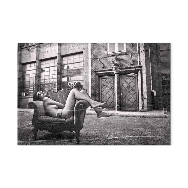 Femme dans un fauteuil - une photo en noir et blanc de style glamour