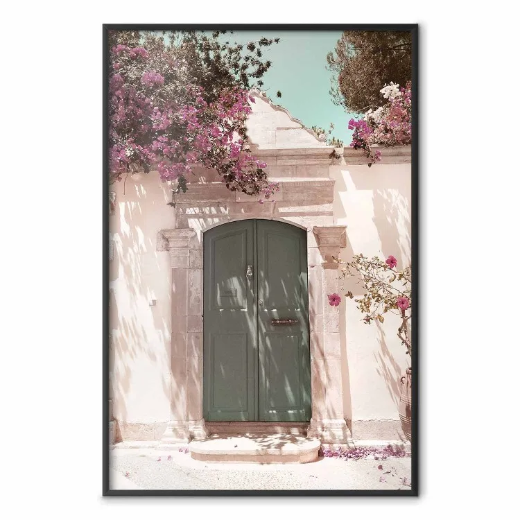 Rue charmante - mur avec porte verte et arbre en fleurs roses