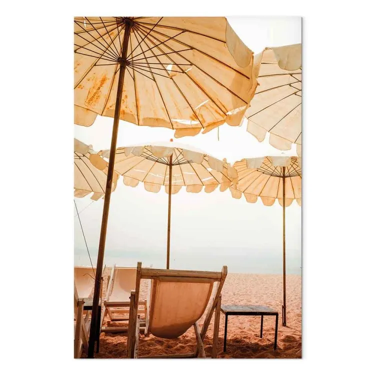 Parasols sur la plage - un paysage avec la mer Méditerranée