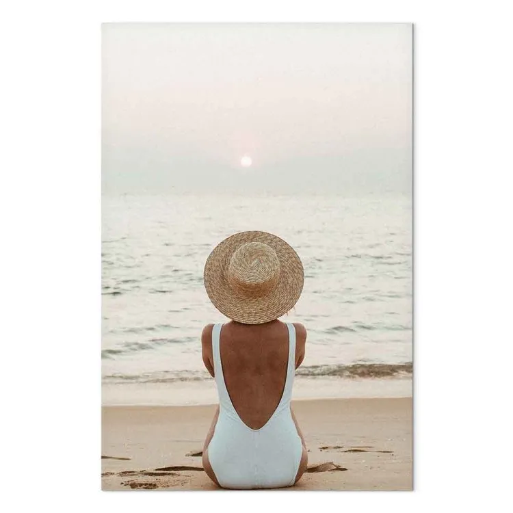Femme sur la plage - un paysage marin avec coucher de soleil