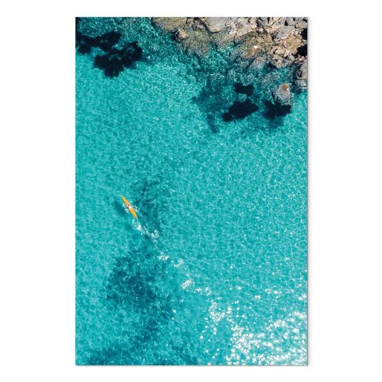 Eau d'azur -un paysage marin avec de l'eau claire et un canot jaune