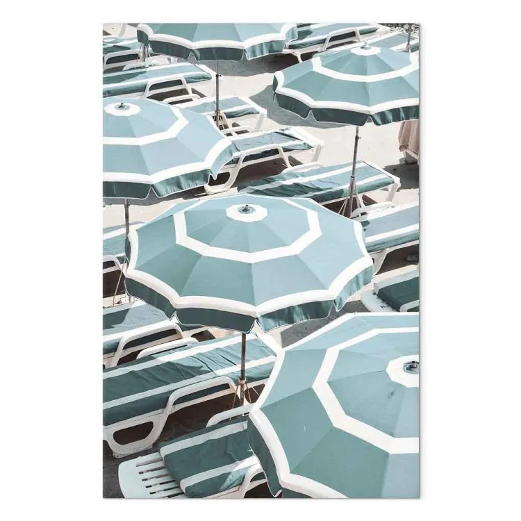 Chaises longues et parasols sur la plage - un paysage balnéaire