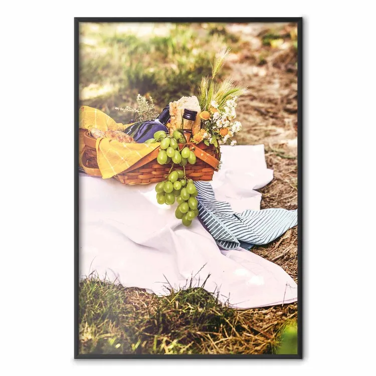 Pique-nique - panier en osier avec fruits et fleurs