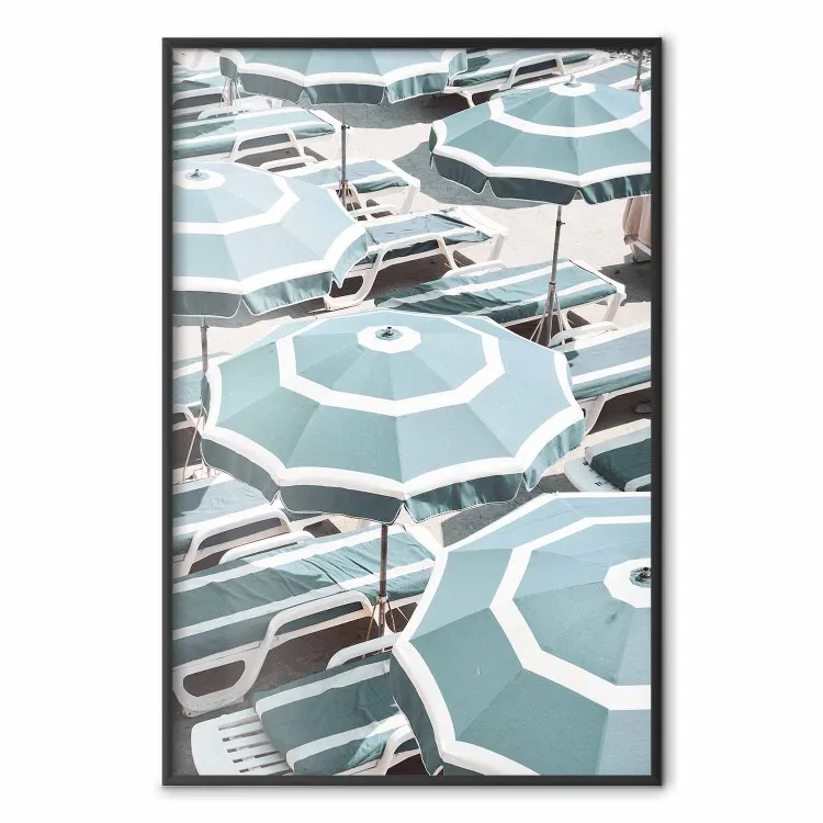 Paysage estival - parasols et chaises de plage