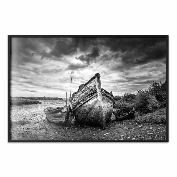 Vieux bateau sur la plage - photographie en noir et blanc