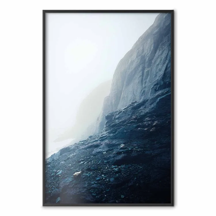Au bord de mer - paysage de falaises rocheuses dans le brouillard