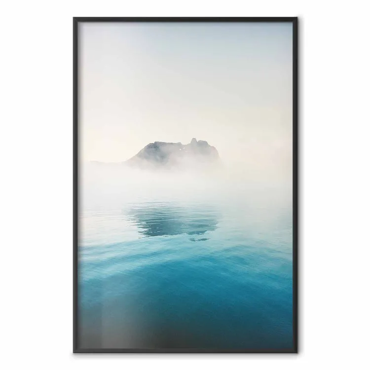 Baie brumeuse - mer bleue dans le brouillard