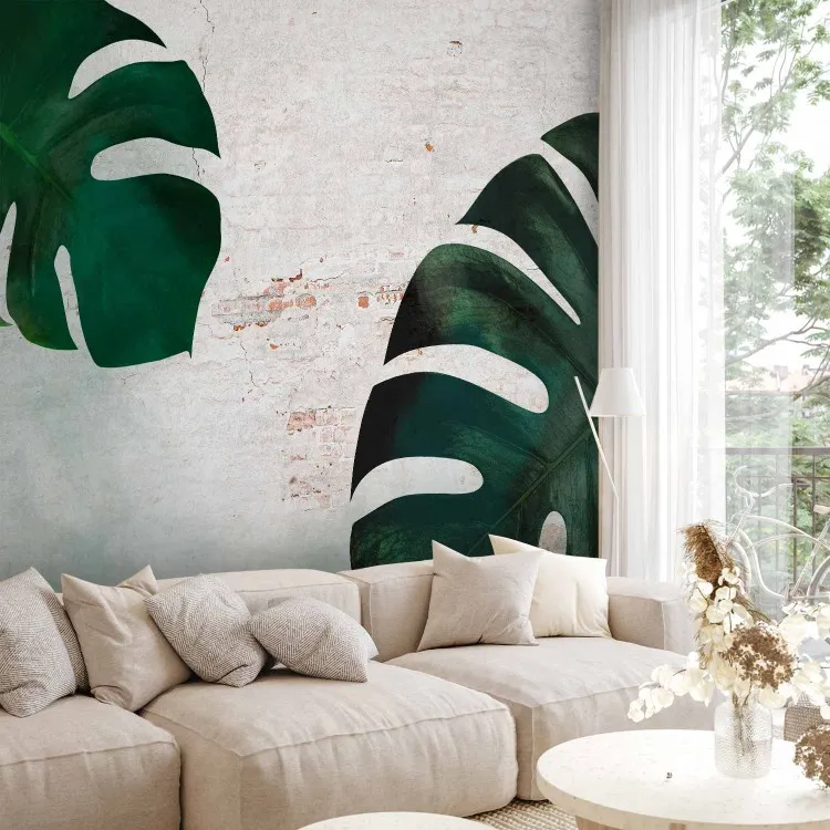 Feuilles exotiques - une composition avec monstera sur fond de briques