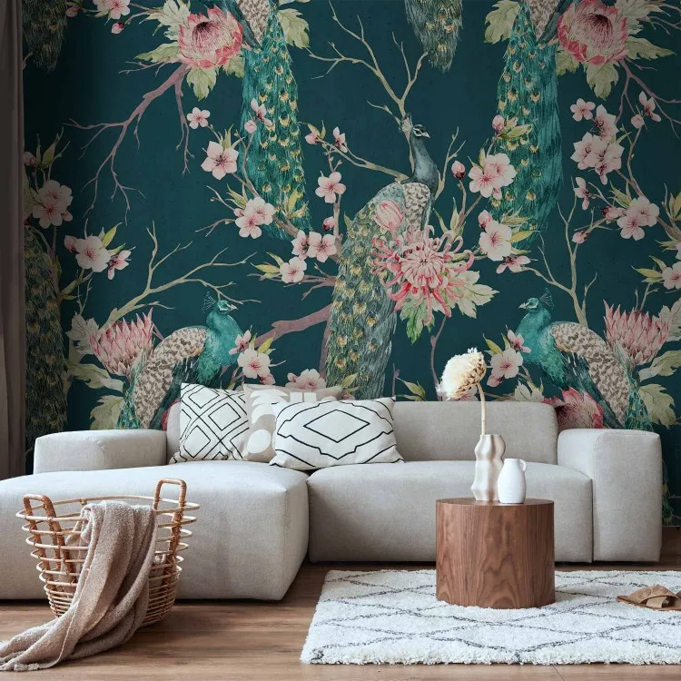 Paons nobles - oiseaux sur des branches avec des dessins floraux