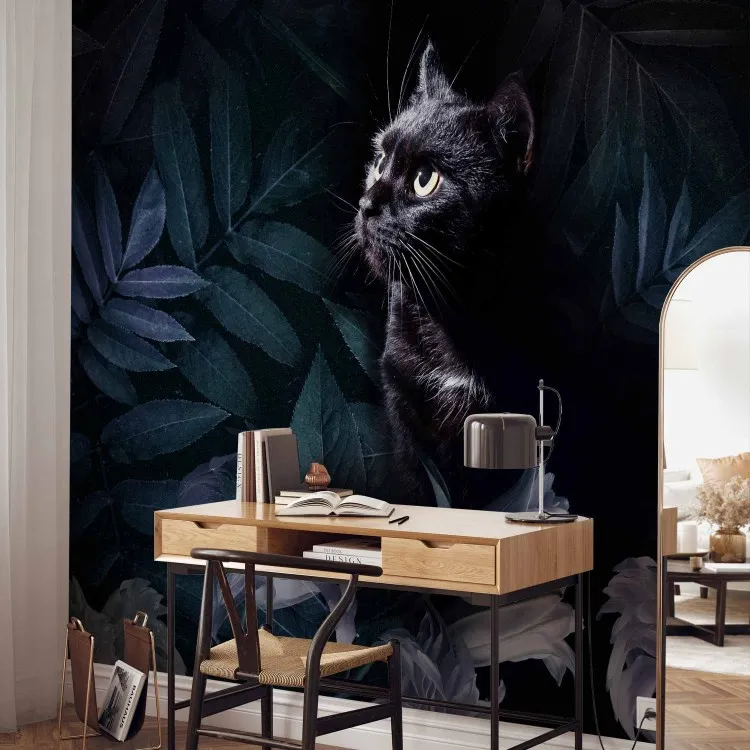 Motif animal - chat noir entouré de feuilles et fleurs bleues