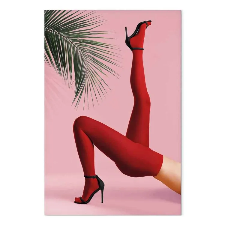 Collants rouges - jambes féminines sur fond de palmier vert