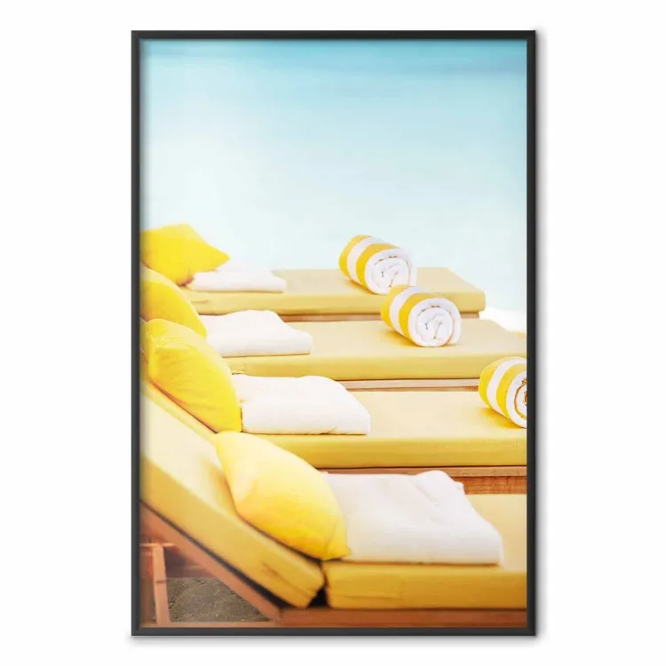 Été bord mer - chaises longues jaunes plage éclairée soleil estival