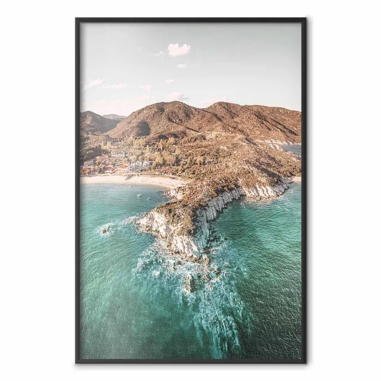 Falaise turquoise - paysage ensoleillé avec montagnes, plage et mer