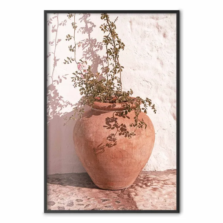 Petites fleurs dans un vase - plante émergeant d'un pot en argile