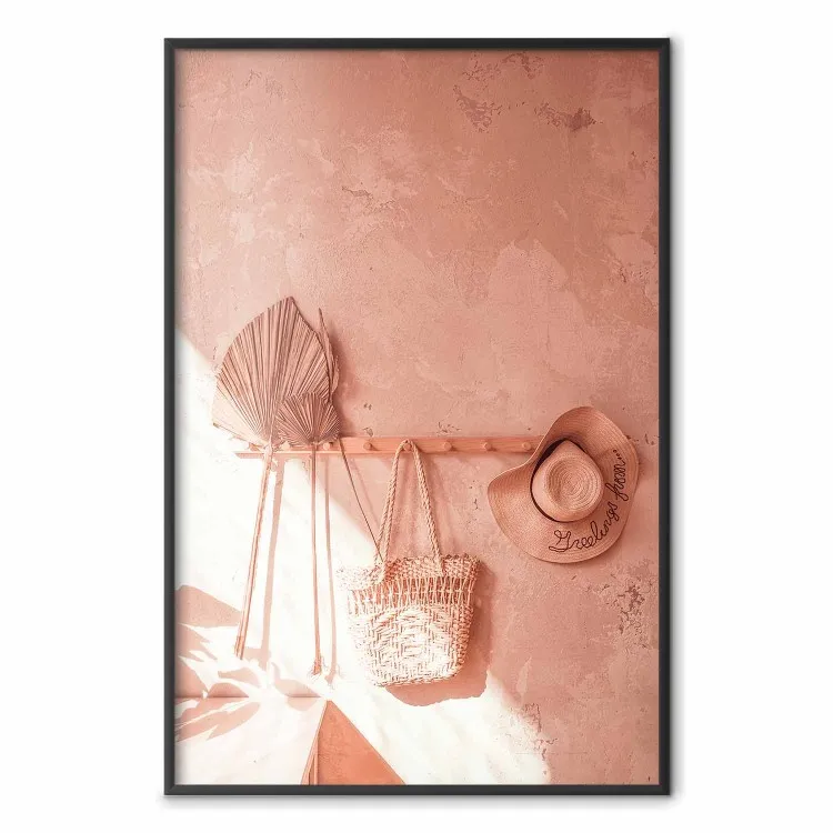 Eventail et chapeau - objets de plage accrochés sur mur
