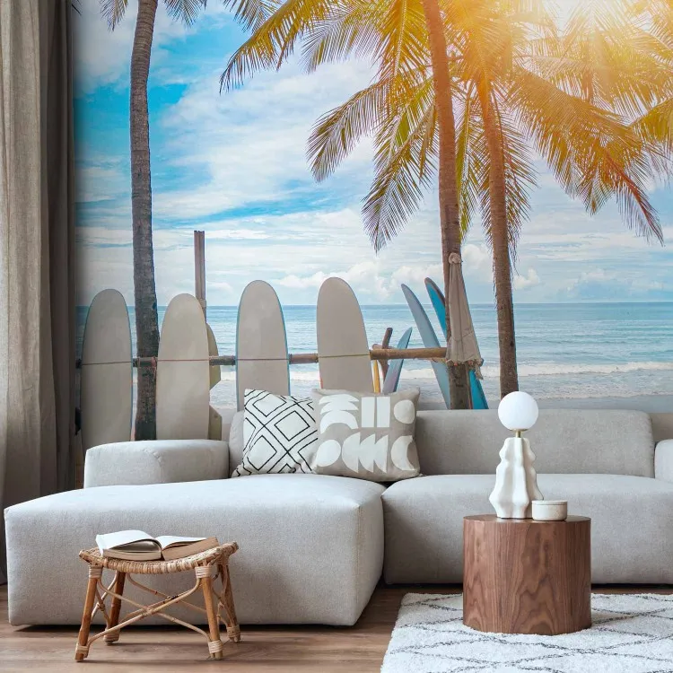 Planches sur la plage - surf sous arbres tropicaux