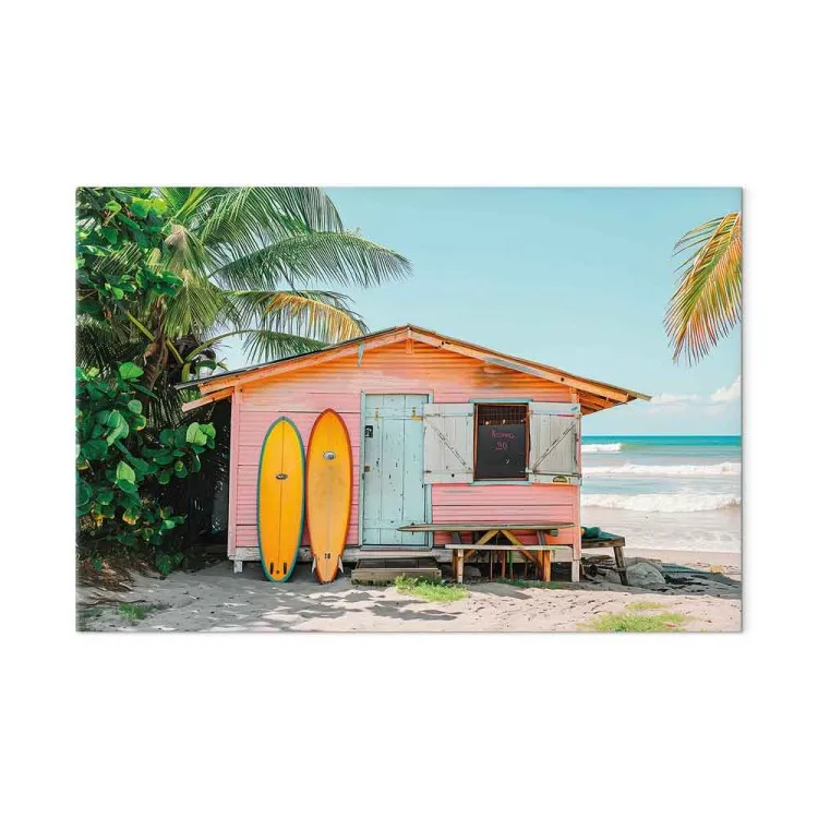 Surfing hut - maison en planches colorée sur une plage tropicale