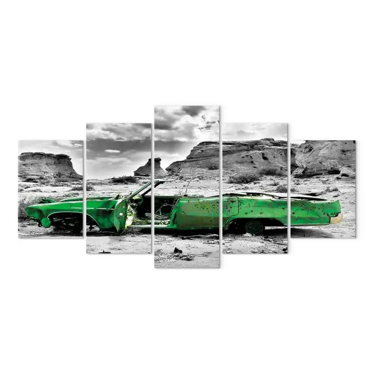 Voiture verte rétro dans le désert du Colorado