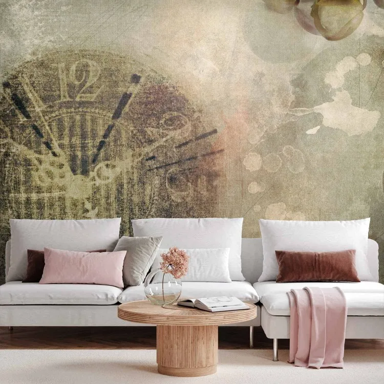 Vieille horloge - une horloge vintage et des fleurs d'orchidées sur un fond beige