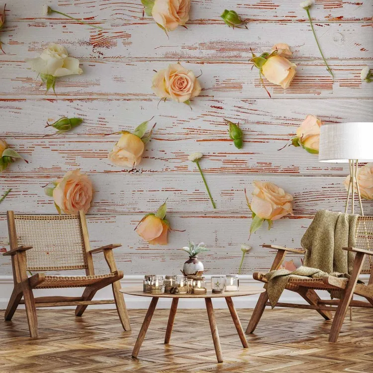 Composition florale romantique - roses et pâquerettes sur fond en bois